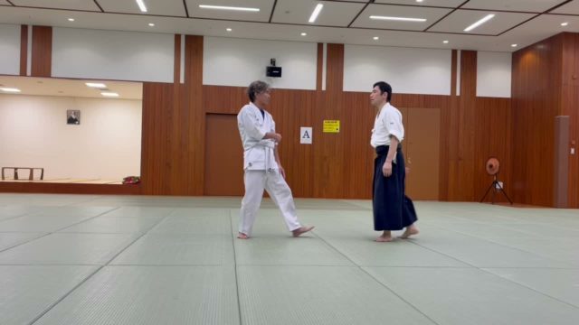 正面打ちに対する呼吸投げの稽古を行いました。 相手の正面打ちに対して、後ろ足を転換して攻撃をかわすと同時に、前足側の手刀を上段に振り上げます。そこから相手の面に当身を打ち下ろしながら体勢を崩し、そのまま投げにつなげます。 相手の攻撃を受け止めるのではなく、転換によって攻撃線を外し、一連の動きの中で崩しから投げへとつなげていくことが大切です。 一つひとつの動きを分けるのではなく、足さばき・手刀の振り上げ・当身・崩しを一体の動きとして練り上げていきます。 基本の動きを繰り返しながら、無駄のない自然な技を目指して稽古に励んでいます🥋 #合気道 #宇宙の会 #呼吸投げ #正面打ち #合気道稽古 #武道 #護身術 #港区 #港区スポーツセンター #田町駅