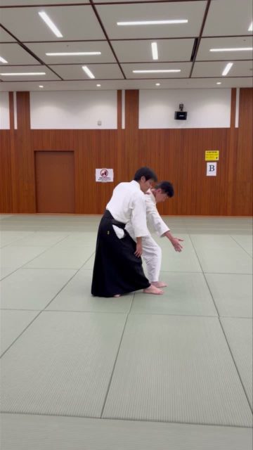 【正面打ち入り身投げの稽古】 今回の稽古では、正面打ち入り身投げを行いました。 相手の正面打ちをかわしながら側面へ入り身し、ハーフターンの転換で相手と向き合う位置関係を変えます。そこから転回足と手刀の動きを連動させ、相手の中心軸を崩しながら、前方へ進んで投げます。 大切なのは、腕の力だけで相手を動かそうとするのではなく、足腰の運びと手刀の動きを一つにし、全身の動きで相手の軸を崩すこと。 一つひとつの動きを丁寧に確認しながら、技のつながりと身体の使い方を磨いていきます! 🥋 合氣道 宇宙の会
東京都港区・港区スポーツセンターで稽古しています。 合気道に興味のある方、初心者の方も歓迎です! #合気道 #合氣道 #宇宙の会 #入り身投げ #正面打ち入り身投げ #合気道稽古 #武道 #護身術 #習い事 #港区 #港区スポーツセンター #田町駅